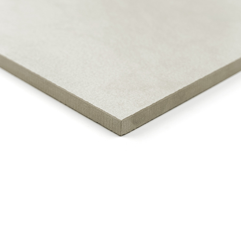 Un azulejo liso, cuadrado y de color gris claro se encuentra plano y muestra un borde limpio y nítido en un entorno blanco minim