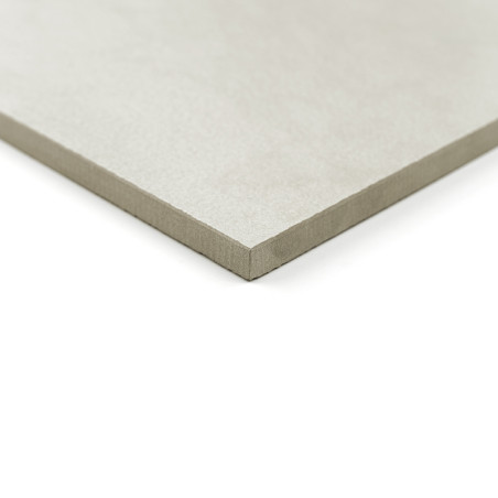 Eine glatte, quadratische, hellgraue Fliese liegt flach und zeigt eine saubere, scharfe Kante in einer minimalistischen weißen U