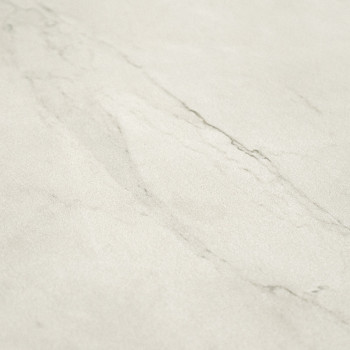 Um ladrilho liso e bege claro apresenta veios cinza sutis, lembrando mármore, adicionando um toque elegante adequado para pisos 