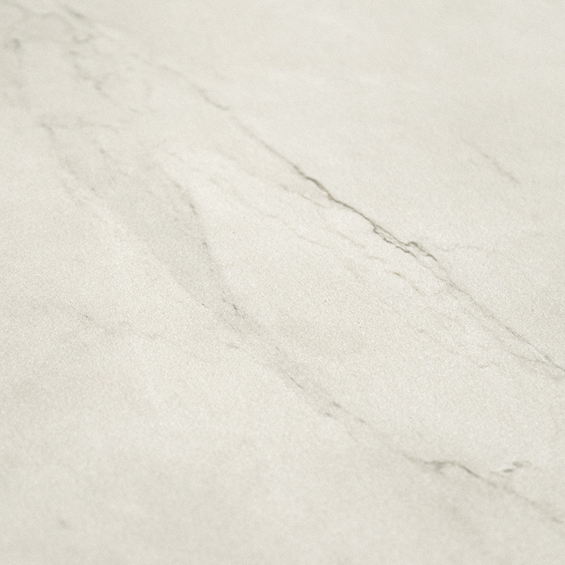 Eine glatte, hellbeige Fliese mit dezenten grauen Maserungen, die an Marmor erinnern und einen eleganten Touch verleihen, der si