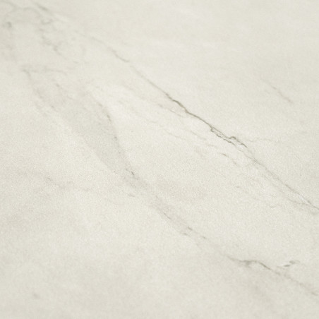 Eine glatte, hellbeige Fliese mit dezenten grauen Maserungen, die an Marmor erinnern und einen eleganten Touch verleihen, der si