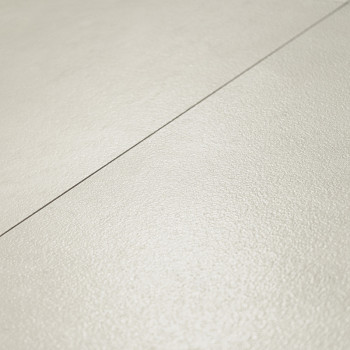 Carrelage avec une surface claire et texturée, parfaitement alignée selon un motif horizontal. Il repose sur un sol lisse et uni