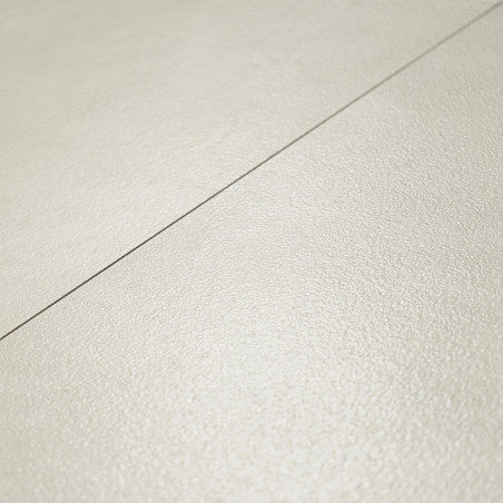 Carrelage avec une surface claire et texturée, parfaitement alignée selon un motif horizontal. Il repose sur un sol lisse et uni