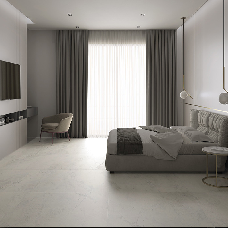 Ein modernes Schlafzimmer verfügt über ein niedriges, gepolstertes Bett in der Nähe von raumhohen Vorhängen. Ein minimalistische