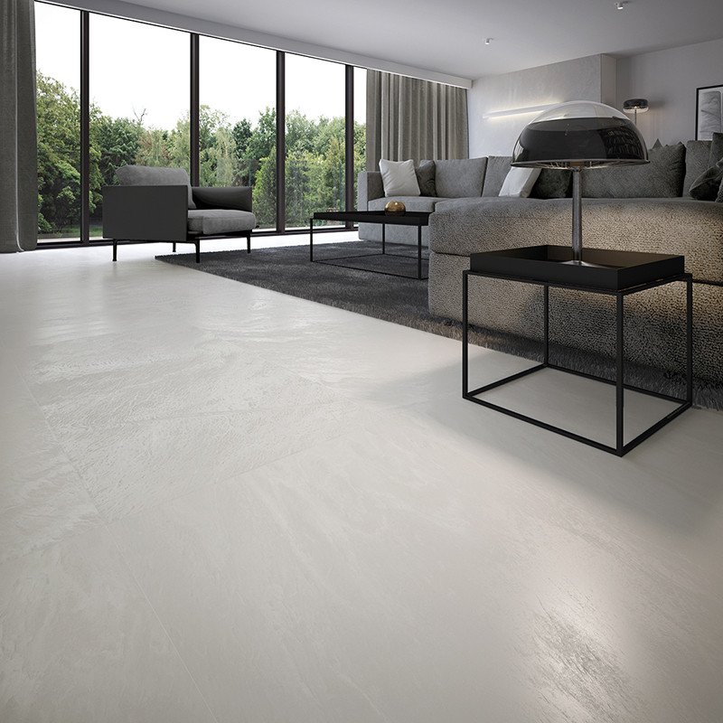 Un elegante azulejo de color gris claro cubre el piso de una moderna sala de estar, complementado con muebles oscuros y una gran