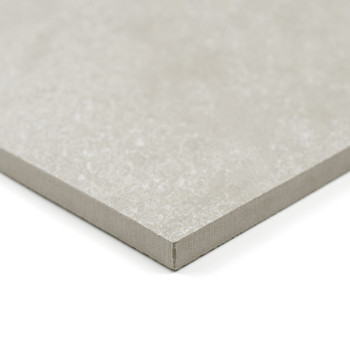 Eine quadratische, hellgraue Fliese mit glatter Textur liegt auf einem weißen Hintergrund und bringt ihre dünnen, geraden Kanten