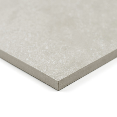 Eine quadratische, hellgraue Fliese mit glatter Textur liegt auf einem weißen Hintergrund und bringt ihre dünnen, geraden Kanten