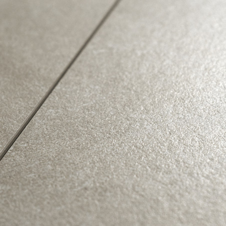 Eine strukturierte, matte Keramikfliese ist in der Nahansicht zu sehen und zeigt ihre dezente, hellgraue Oberfläche. Eine sichtb