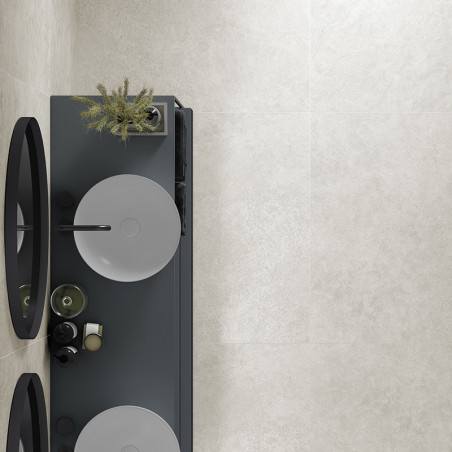 Auf einer eleganten, rechteckigen Badezimmertheke befinden sich zwei runde Waschbecken mit modernen Wasserhähnen. Oben sind Spie