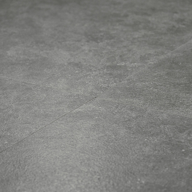 Les carreaux de pierre grise sont parfaitement assemblés, formant une surface lisse et plane. Leur texture subtile et leurs vari