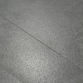 O piso com textura cinza, mostrando um brilho sutil, fica plano. Uma linha estreita de argamassa divide os ladrilhos, sugerindo 