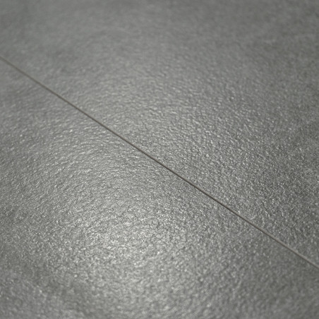 O piso com textura cinza, mostrando um brilho sutil, fica plano. Uma linha estreita de argamassa divide os ladrilhos, sugerindo  O piso com textura cinza, mostrando um brilho sutil, fica plano. Uma linha estreita de argamassa divide os ladrilhos, sugerindo