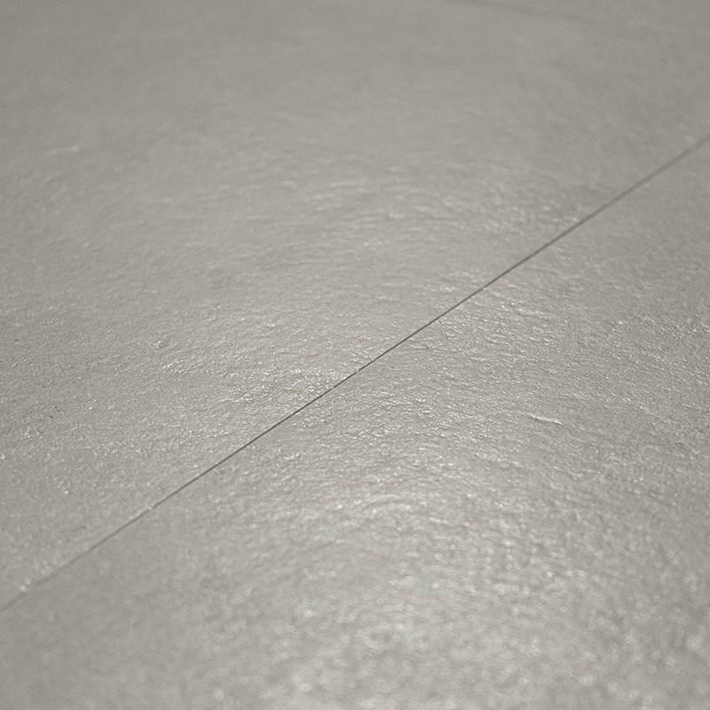 Eine glatte, leicht strukturierte beige Fliese bildet eine flache Oberfläche und füllt den Rahmen mit einer dezenten, diagonal s