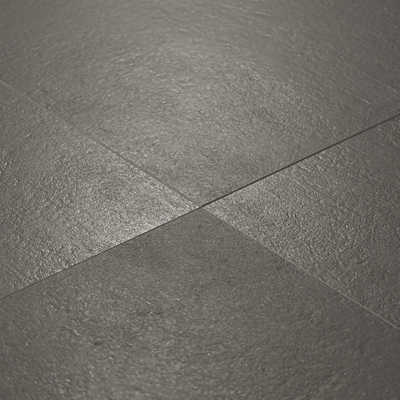 Les carreaux texturés gris foncé sont disposés selon un motif de grille entrecroisée, affichant une finition en pierre naturelle