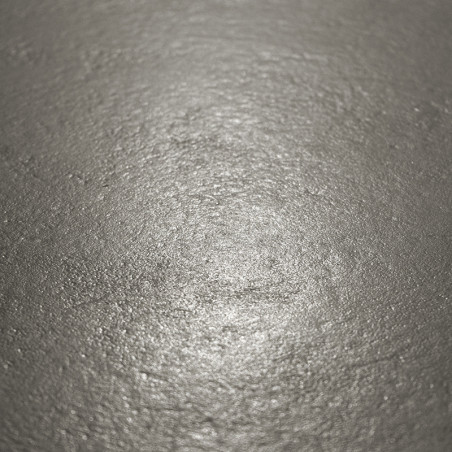 Die metallische Fliesenoberfläche reflektiert das Licht sanft und zeigt in einer neutralen, schwach beleuchteten Umgebung eine l