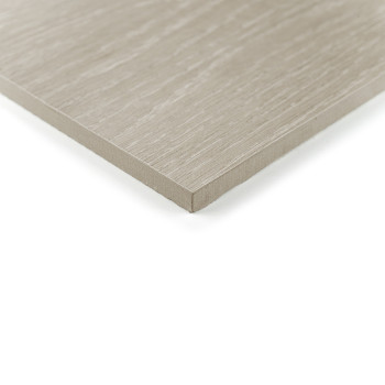 Un carreau de céramique carré et lisse avec une texture de grain de bois clair repose à plat, légèrement incliné vers le haut su