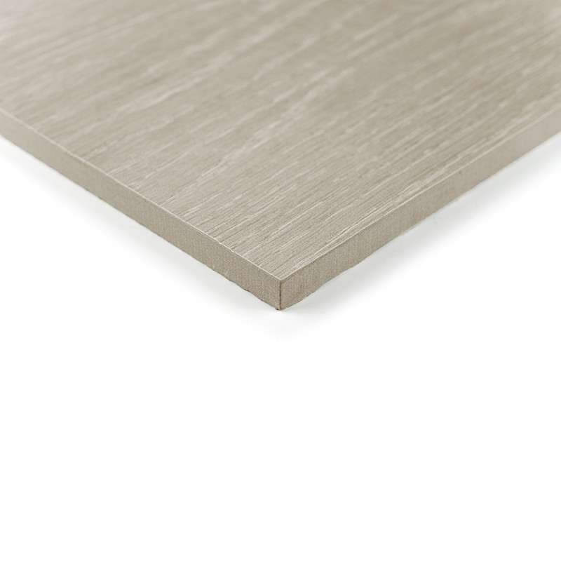 Um ladrilho cerâmico liso e quadrado com uma textura leve de madeira fica plano, ligeiramente inclinado para cima sobre um fundo