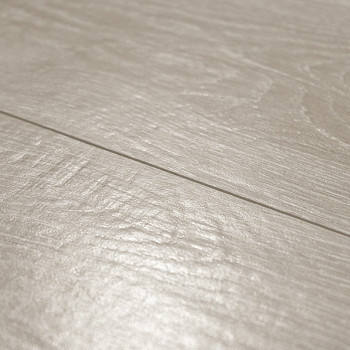 Les carreaux beige clair à texture de bois forment une surface homogène. Il présente des motifs de grain subtils, créant une amb