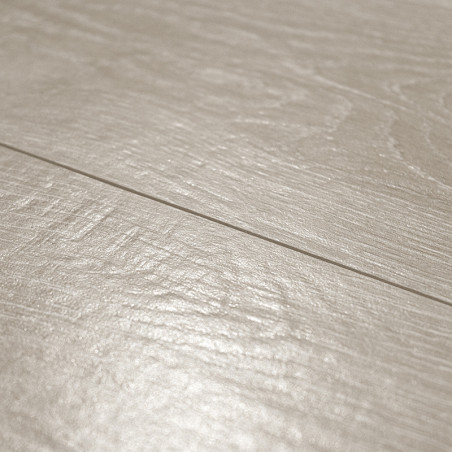 Les carreaux beige clair à texture de bois forment une surface homogène. Il présente des motifs de grain subtils, créant une amb
