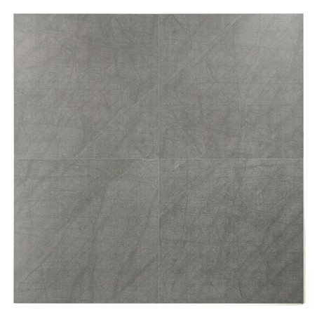 Un carreau de céramique gris affiche un motif subtil et texturé avec quatre sections carrées, créant une esthétique moderne et h