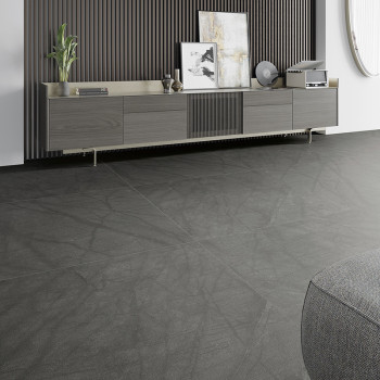 Grauer Fliesenboden mit dezenten linearen Mustern erstreckt sich über ein modernes Wohnzimmer. Im Hintergrund enthält ein elegan