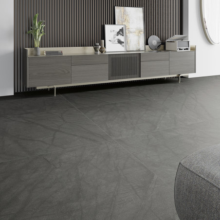 Grijze tegelvloer met subtiele lineaire patronen verspreidt zich over een moderne woonkamer. Op de achtergrond staat een strakke Grijze tegelvloer met subtiele lineaire patronen verspreidt zich over een moderne woonkamer. Op de achtergrond staat een strakke