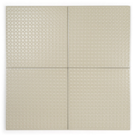 Vier beige Fliesen weisen ein erhabenes, geometrisches Muster aus kleinen Dreiecken auf. Sie bilden ein Raster und betonen die S