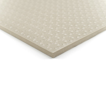 Eine quadratische beige Fliese liegt auf einem weißen Hintergrund und weist auf ihrer glatten Oberfläche ein erhabenes geometris