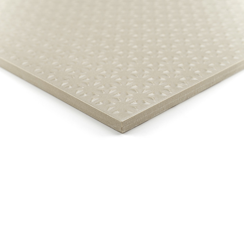 Eine quadratische beige Fliese liegt auf einem weißen Hintergrund und weist auf ihrer glatten Oberfläche ein erhabenes geometris