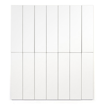 Um ladrilho branco retangular e liso repousa sobre um fundo branco, enfatizando a simplicidade e o minimalismo no design.