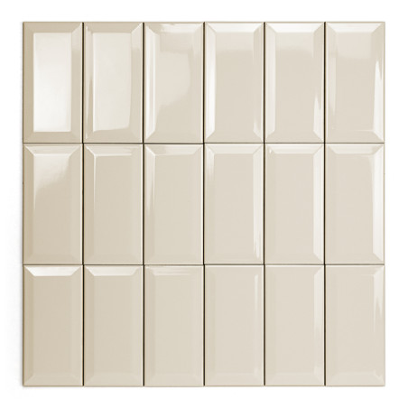 Das Bild zeigt glänzende beige Fliesen mit einem rechteckigen, abgeschrägten Design, das in einem Gittermuster angeordnet ist un