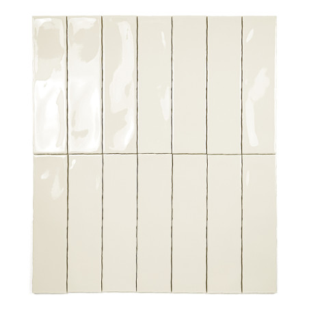 Rechteckige weiße Fliesen, die in einem Gittermuster angeordnet sind und das Licht leicht reflektieren, wodurch ein dezent glänz