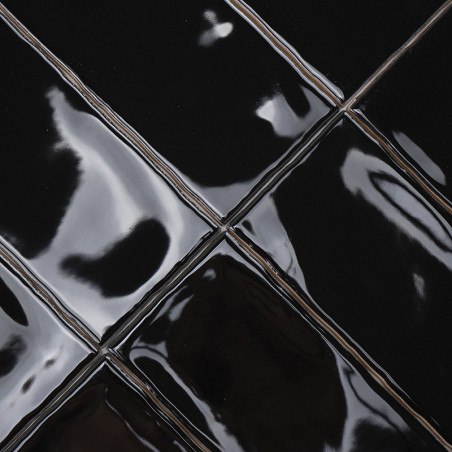 Glänzend schwarze Keramikfliesen reflektieren das Licht und sorgen für ein elegantes Erscheinungsbild im Gittermuster. Die Umgeb Glänzend schwarze Keramikfliesen reflektieren das Licht und sorgen für ein elegantes Erscheinungsbild im Gittermuster. Die Umgeb