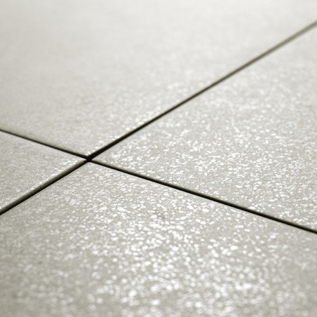 Keramische tegels, gerangschikt in een rasterpatroon, worden uitgelijnd op een vlak oppervlak. De tegels hebben een subtiele, ge