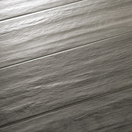 Graue Fliesenbretter liegen horizontal und ahmen die Holzmaserung nach, wodurch ein realistisches holzähnliches Erscheinungsbild Graue Fliesenbretter liegen horizontal und ahmen die Holzmaserung nach, wodurch ein realistisches holzähnliches Erscheinungsbild