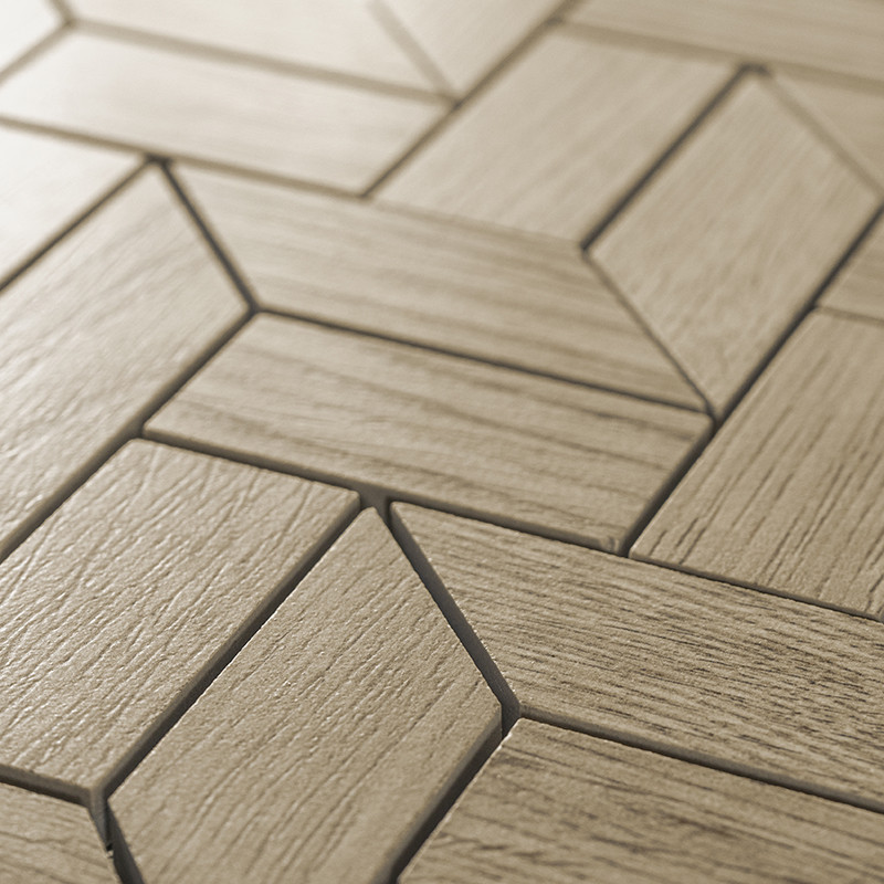 Fliesen mit Holzstruktur greifen in einem geometrischen Muster ineinander und erzeugen einen erhabenen, dreidimensionalen Effekt