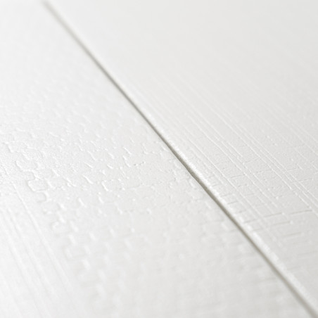 Zwei weiße Strukturfliesen mit dezenten Mustern treffen an einer Naht aufeinander und schaffen ein minimalistisches Design in ei Zwei weiße Strukturfliesen mit dezenten Mustern treffen an einer Naht aufeinander und schaffen ein minimalistisches Design in ei