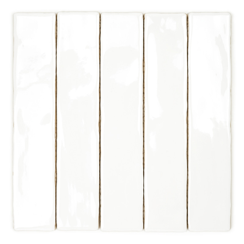 Cinq carreaux rectangulaires blancs sont alignés verticalement, chacun légèrement brillant, bordé de fines lignes de coulis. Ils