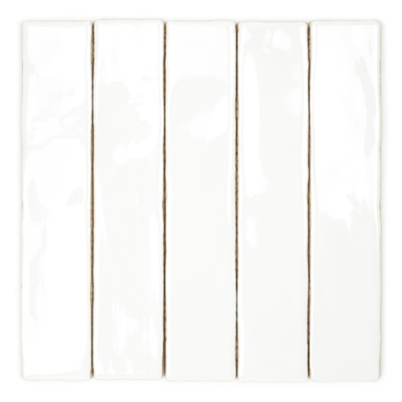 Fünf weiße rechteckige Fliesen sind vertikal ausgerichtet, jeweils leicht glänzend, eingefasst von dünnen Fugenlinien. Sie bilde