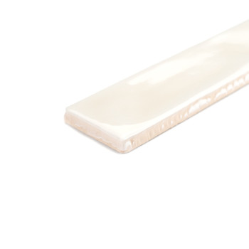 Een rechthoekige, glanzende witte keramische tegel rust op een effen wit oppervlak, wat de gladde textuur en licht afgeschuinde 