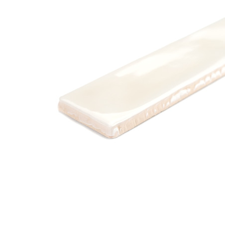 Eine rechteckige, glänzend weiße Keramikfliese liegt auf einer schlichten weißen Oberfläche und betont ihre glatte Textur und di