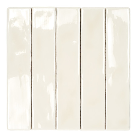 Vijf glanzende, rechthoekige gebroken witte tegels staan ​​verticaal dicht bij elkaar en reflecteren het licht op subtiele wijze