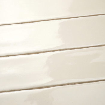 Glänzende, rechteckige Fliesen werden horizontal ausgerichtet, wodurch eine glatte, glatte Oberfläche entsteht. Die sanfte, crem