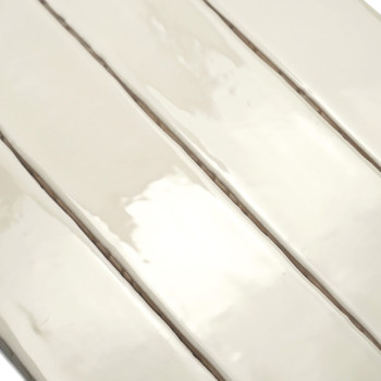 Glänzende, cremefarbene rechteckige Fliesen, die vertikal ausgerichtet sind und eine glatte, reflektierende Oberfläche mit subti