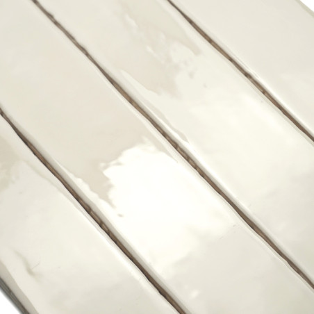 Glänzende, cremefarbene rechteckige Fliesen, die vertikal ausgerichtet sind und eine glatte, reflektierende Oberfläche mit subti