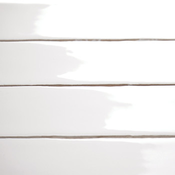 Horizontal angeordnete weiße rechteckige Fliesen, die Licht reflektieren und durch dünne Fugenlinien getrennt sind, wodurch eine