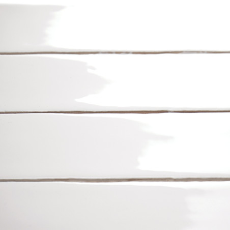 Horizontal angeordnete weiße rechteckige Fliesen, die Licht reflektieren und durch dünne Fugenlinien getrennt sind, wodurch eine