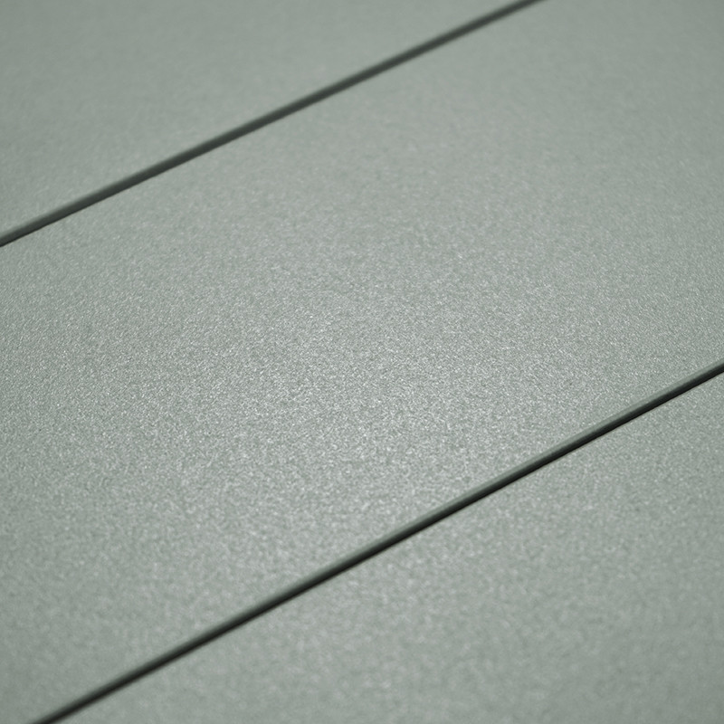 Drei parallele hellgraue Lattenroste liegen nebeneinander und ergeben eine glatte, strukturierte Oberfläche in minimalistischem 