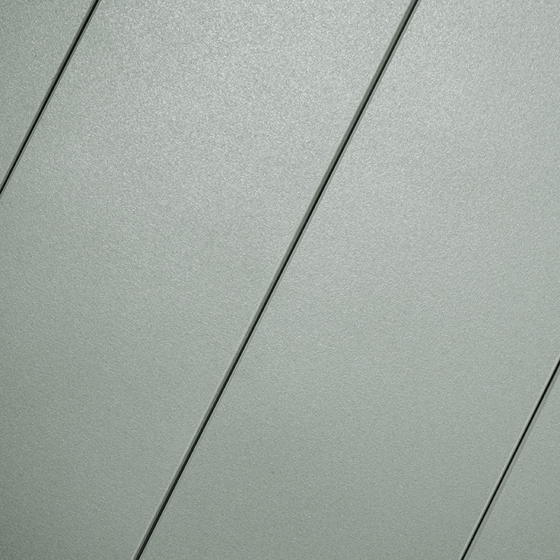 Graue rechteckige Fliesen liegen diagonal und bilden ein gleichmäßiges Muster auf einer ebenen Fläche mit subtilen Schatten zwis
