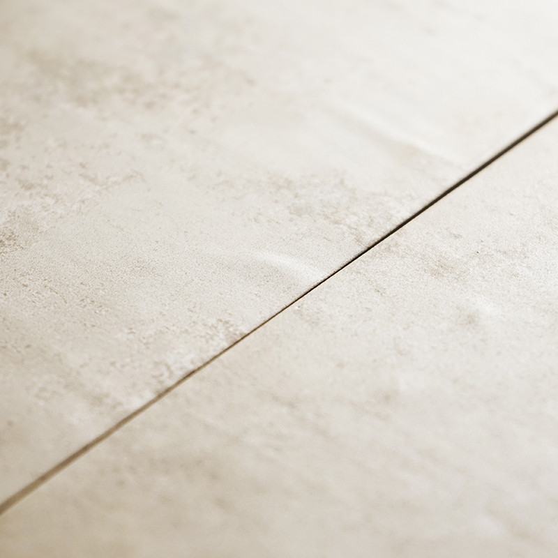 Zwei beige Fliesen bilden eine gerade Naht mit einer leicht strukturierten Oberfläche und suggerieren eine neutrale, minimalisti